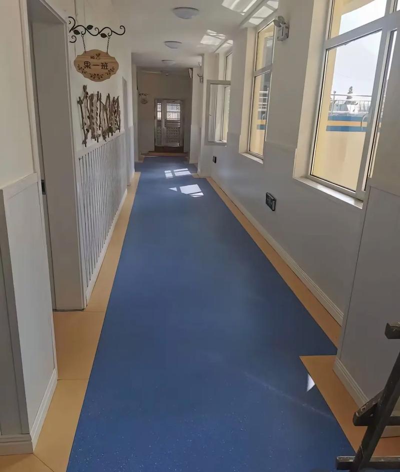 久圳羽毛球地膠運動塑膠地板,作為運動地面材料的佼佼者,以其卓越的